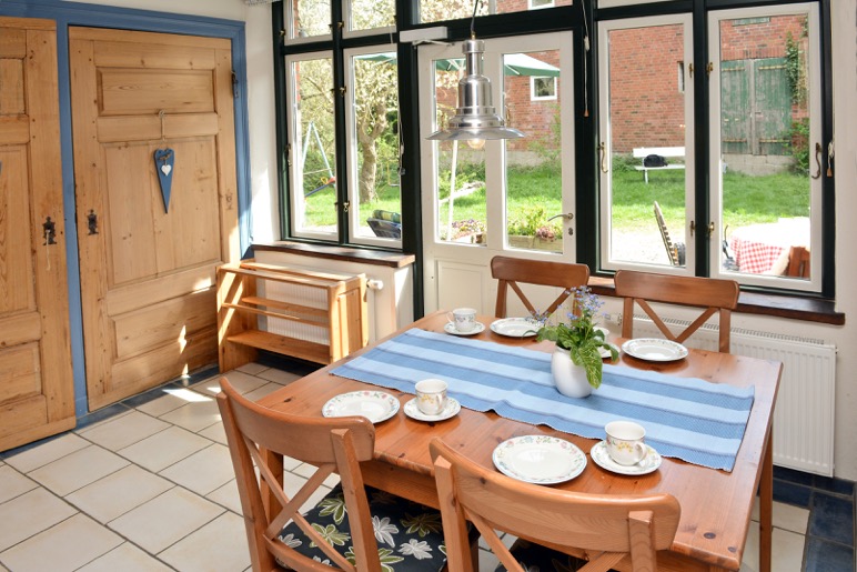 Blick von der Essecke in den Hof