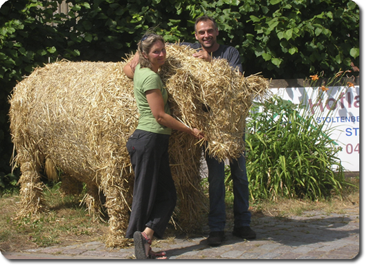 Strohbulle mit Sandra und Dirk